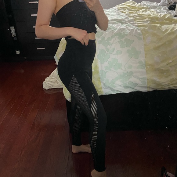 Xs Fabletics Black Cutout Leggings - Picture 3 of 3